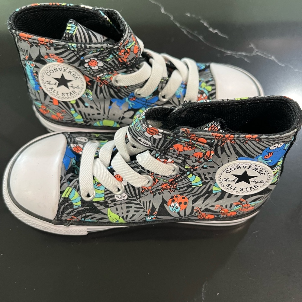 Converse high tops Cute bug pattern 🐜 🐛 🐞 like new worn once.